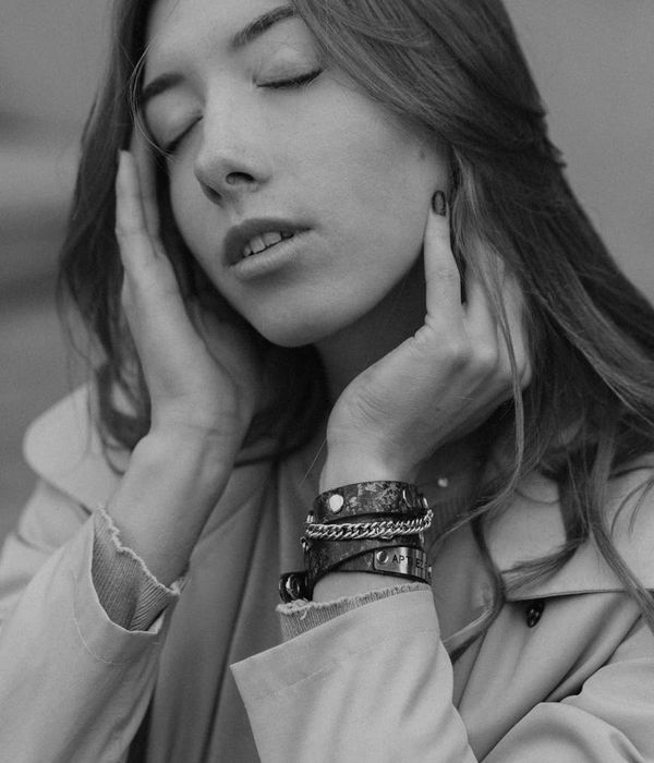 Woman with a calm expression, eyes closed, in a state of deep relaxation.